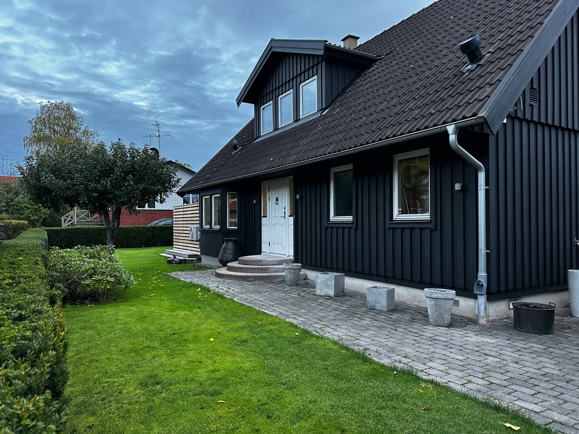 Modern Villa with Hot Tub & Sauna, Near Stockholm – Stockholm