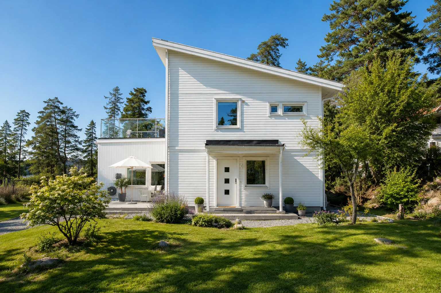 Renovated Swedish Villa with Lake Views and Beach Access – Saltsjöbaden, Stockholm