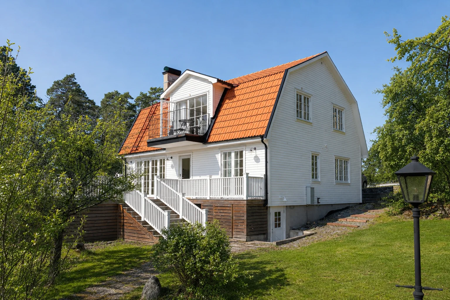 Renovated Swedish Villa With Lake View And Terrace Near Beach – Saltsjöbaden, Stockholm